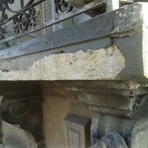 Remise en état d'un balcon ancien avec ces moulures à Pertuis
